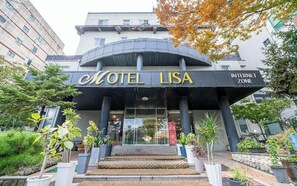 Front of property - a distinguished inn (Donghae)