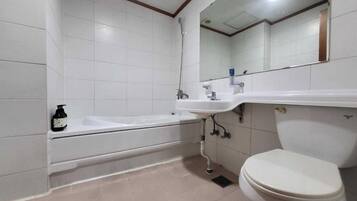 Chambre avec lits jumeaux | Salle de bain