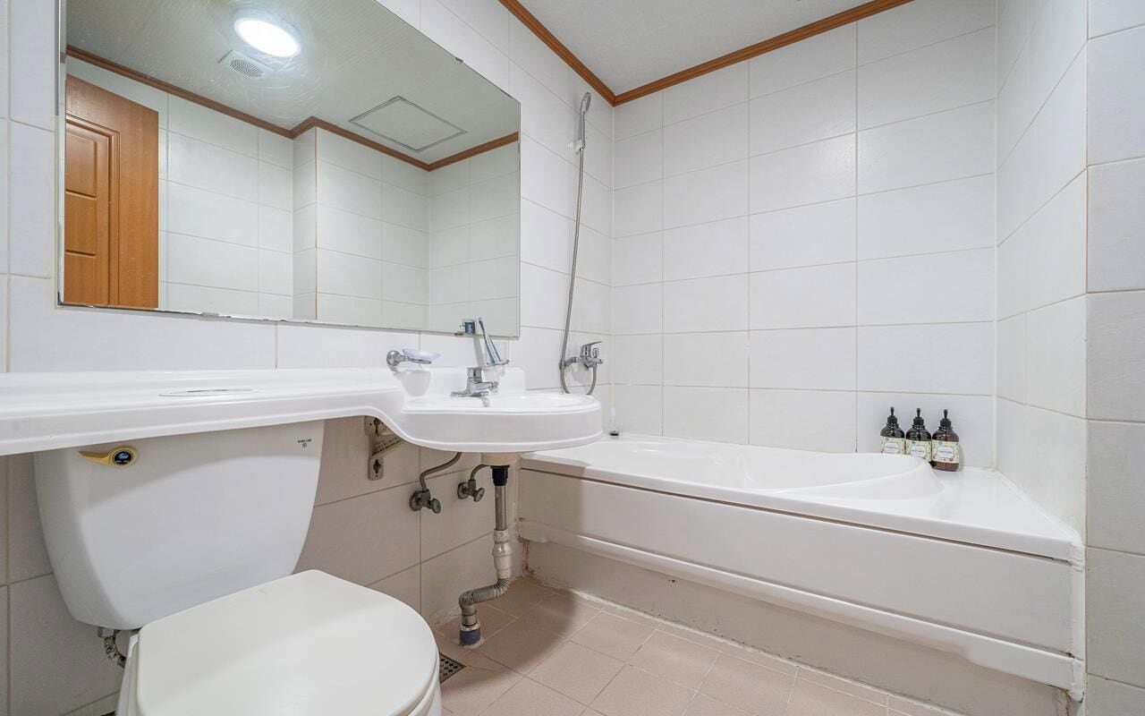 스탠다드 더블룸 | 욕실 | 샤워 시설, 헤어드라이어, 타월, 비누