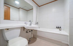 Standard Double Room | Bathroom | Shower, hair dryer, towels, soap - Hotel Lisa (Donghae)