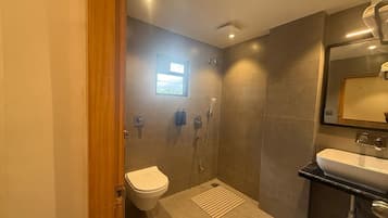 Comfort kamer, uitzicht op stad | Badkamer | Een douche, gratis toiletartikelen, een haardroger, pantoffels