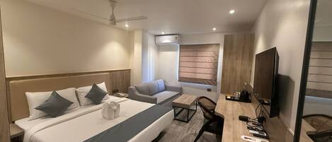 Comfort Room, City View | In-room safe, laptop workspace, free WiFi