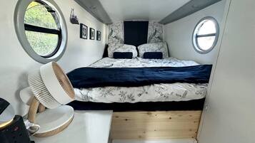 办公桌、熨斗/熨衣板、WiFi、床单