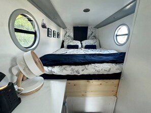 Een bureau, een strijkplank/strijkijzer, wifi, beddengoed