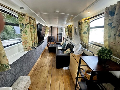 BrightOwl Narrowboat, Waterside Cottage experience