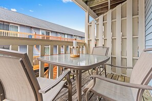 Outdoor dining - Classic Bayside Condo Near Harpoon Hanna’s | Close to Beach & Dining (Ocean City)