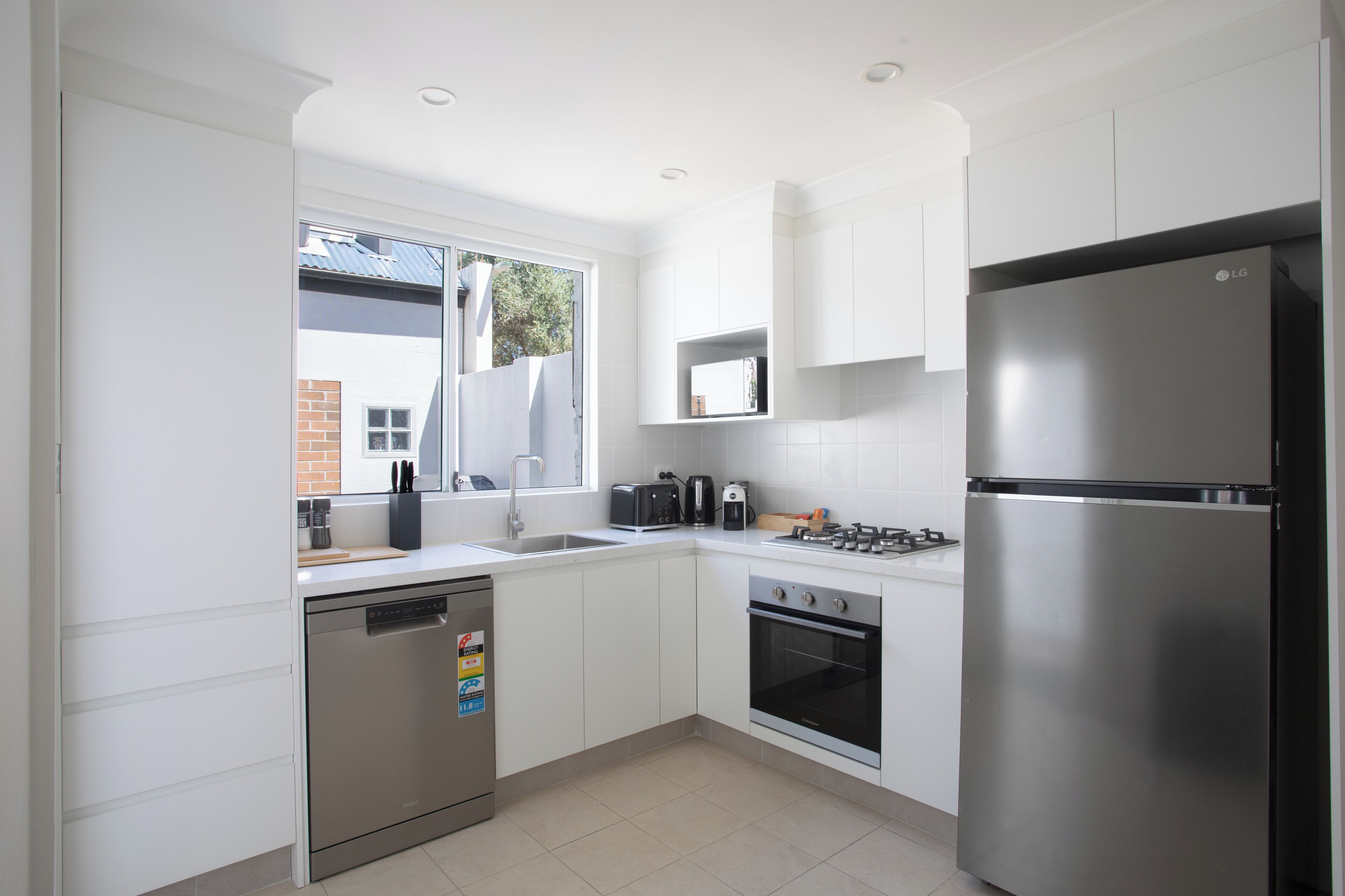 Réfrigérateur, micro-ondes, four, plaque de cuisson