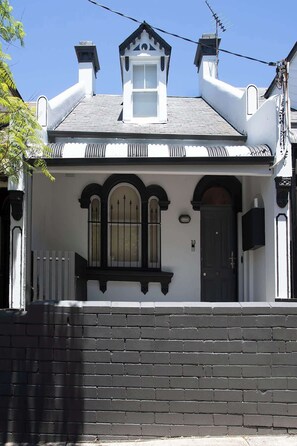 Exterior - Charming 3BR GlebeTerrace w Courtyard & BBQ (Glebe)