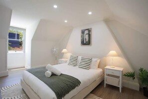 3 Schlafzimmer, Schreibtisch, Bügeleisen/Bügelbrett, Reisekinderbett