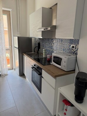 Frigorifero, microonde, forno, piano cottura