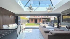 Interior - Elegant family home, 2x jacuzzi corner baths, Contract Workers and NHS Welcome. (Luton)