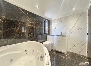 Jetted bath, hair dryer, towels, soap - Elegant family home, 2x jacuzzi corner baths, Contract Workers and NHS Welcome. (Luton)