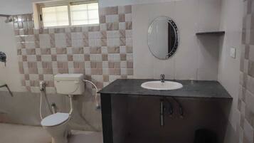 Toallas, jabón, shampoo, papel de baño