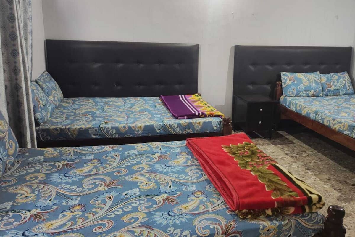 Family Room | Desk, laptop workspace, WiFi (free)