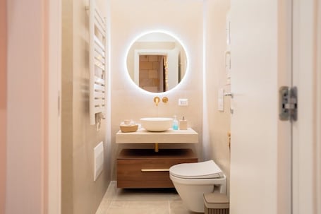 Suite Luxury, balcone | Bagno. Roses Suite & Apartments
