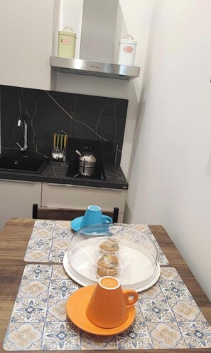 Deluxe Double Room, Non Smoking, Kitchen | Private kitchen - Roses Suite & Apartments  (Capurso)