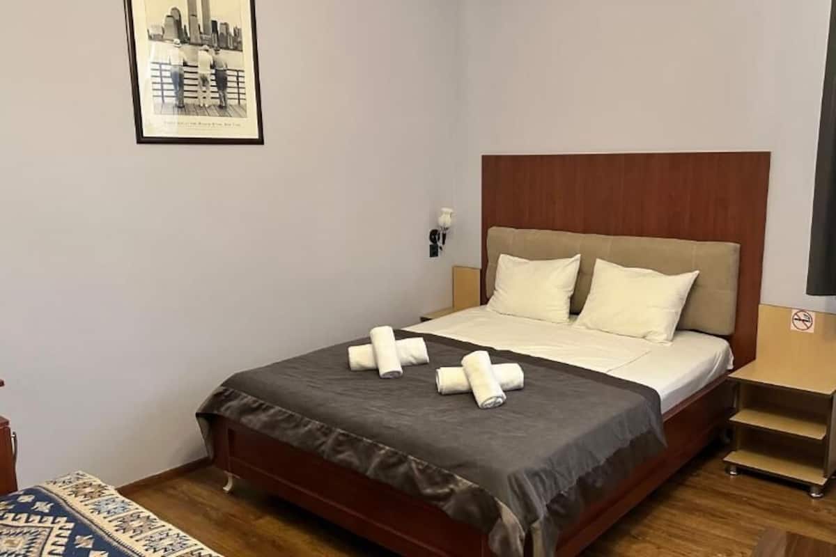 Economy-Doppelzimmer, Bergblick | Schreibtisch, kostenloses WLAN