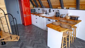 Frigobar, placa de cocina, utensilios de cocina