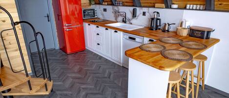 Suite Deluxe, vistes a la piscina | Cuina privada | Frigorífic petit i placa de cuina