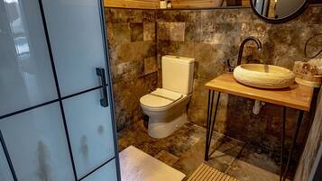 Phòng Suite Deluxe, quang cảnh hồ bơi | Phòng tắm | Máy sấy tóc, khăn tắm