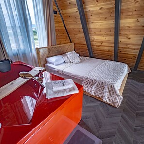 Escritorio, espacio para trabajar con laptop y wifi gratis 