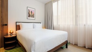 A neatly made bed with white linens, a framed picture on the wall, and sheer curtains on the window. - w Sophisticated 3BR in the Heart of San Rafael (Mexico City)