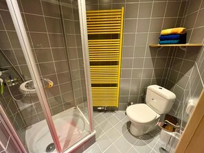 Douche, serviettes fournies, savon, papier toilette