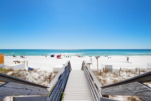 On the beach - New! Beachfront Studio with Covered Balcony, Beach Views, Pool, Tram (Miramar Beach)