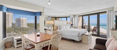 Tabla de planchar con plancha, wifi gratis y ropa de cama