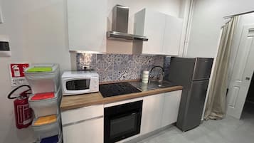 Frigorifero, microonde, forno, piano cottura
