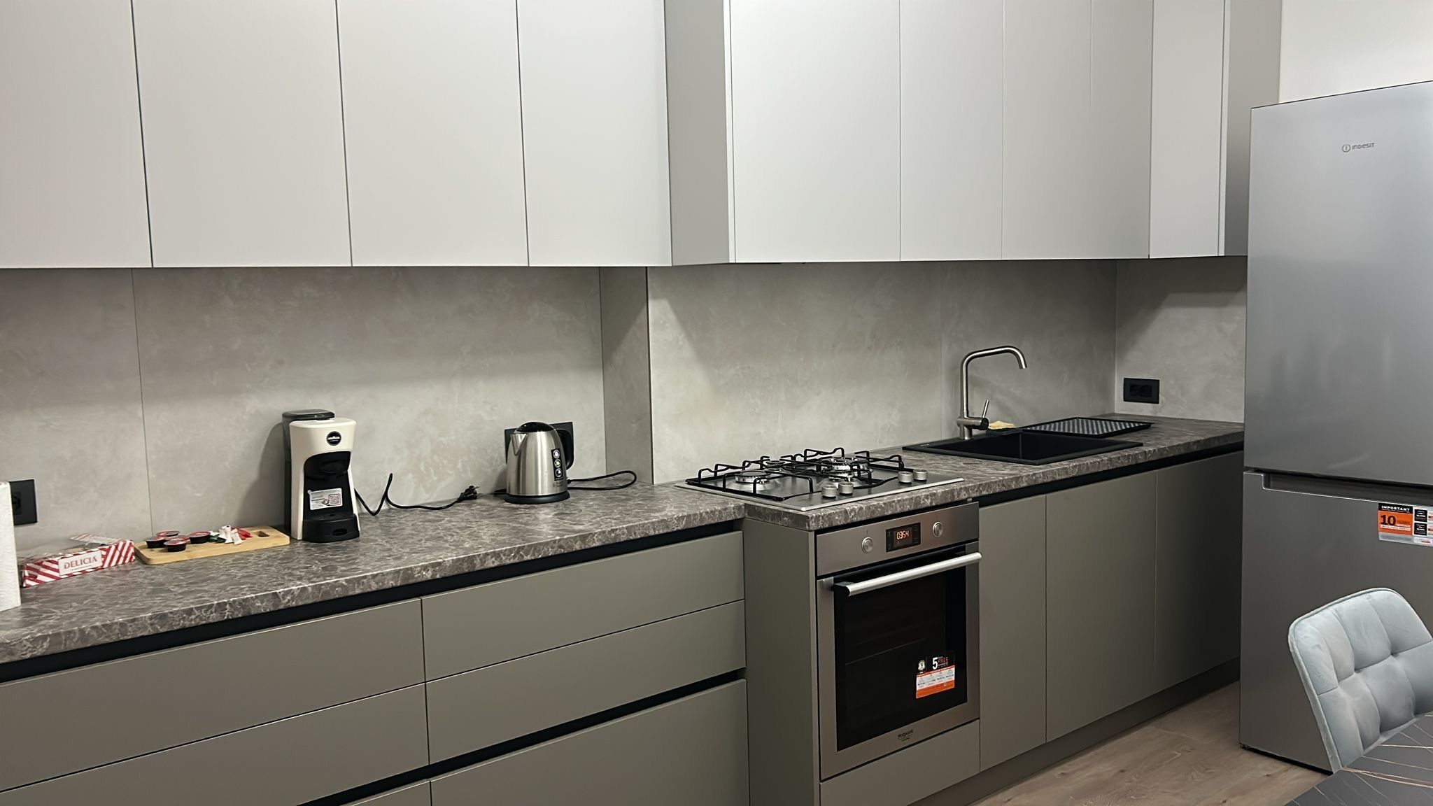 Kühlschrank, Mikrowelle, Ofen, Herdplatte