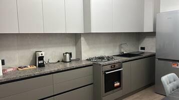 Kühlschrank, Mikrowelle, Ofen, Herdplatte