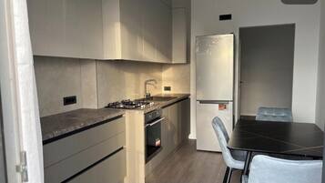 Kühlschrank, Mikrowelle, Ofen, Herdplatte