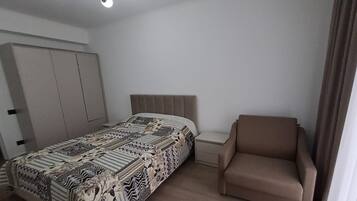 2 slaapkamers, een strijkplank/strijkijzer, gratis wifi, beddengoed