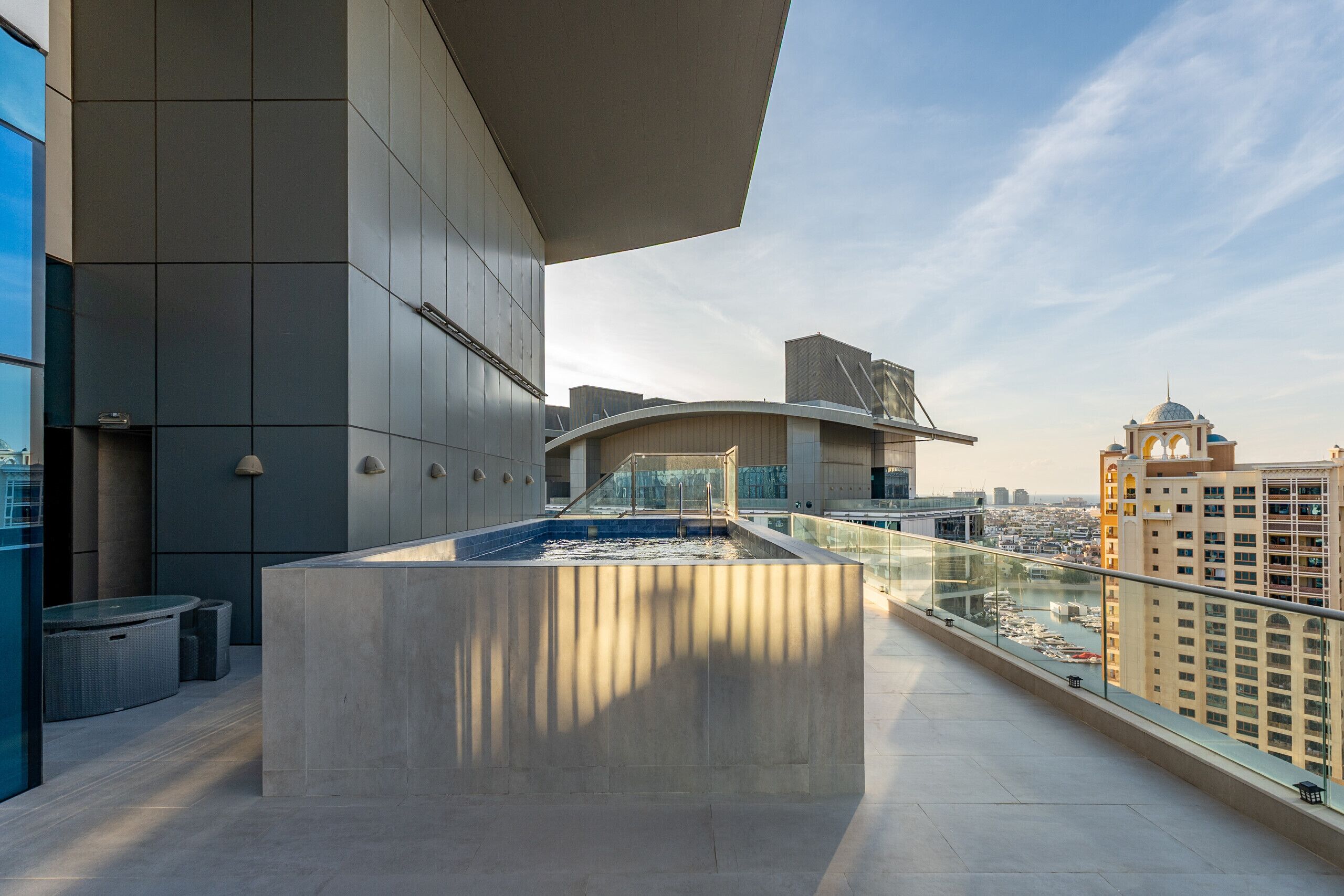 Una terrazza panoramica sul tetto con piscina, architettura moderna e vista sulla città.