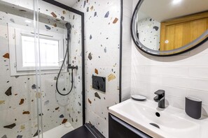 Dusche, Haartrockner, Handtücher