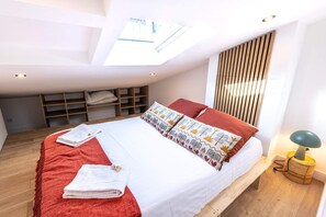 Tabla de planchar con plancha, wifi y ropa de cama 