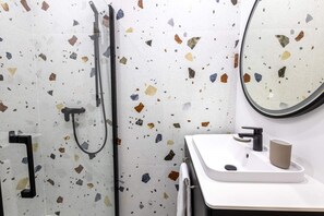 Dusche, Haartrockner, Handtücher