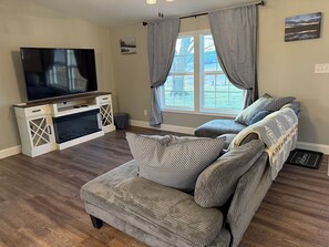 TV - Circle F Ranch Bunkhouse- Charming farm stay in Shenandoah county (Edinburg)