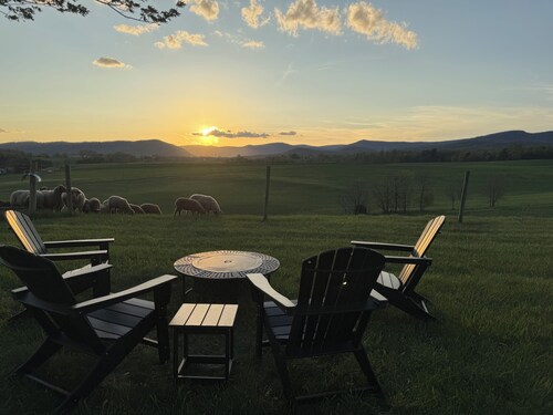 Circle F Ranch Bunkhouse- Charming farm stay in Shenandoah county