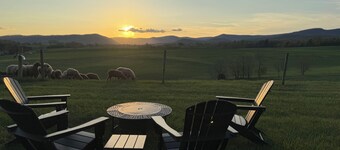Circle F Ranch Bunkhouse- Charming farm stay in Shenandoah county