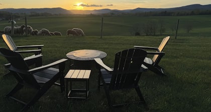 Circle F Ranch Bunkhouse- Charming farm stay in Shenandoah county