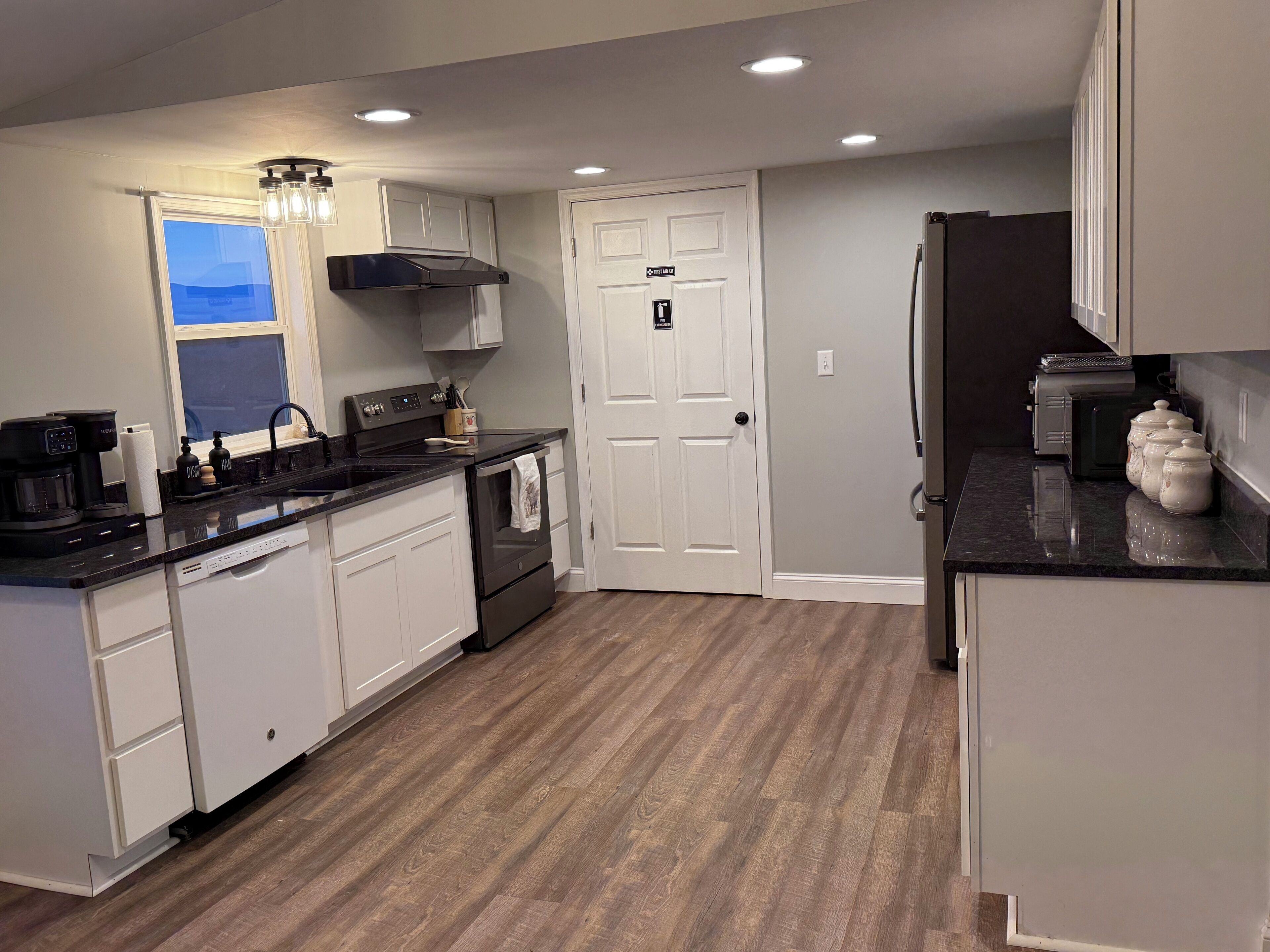 Micro-ondes, four, plaque de cuisson, lave-vaisselle