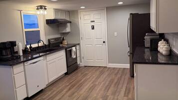 Micro-ondes, four, plaque de cuisson, lave-vaisselle