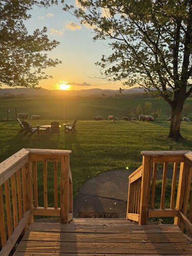 Circle F Ranch Bunkhouse- Charming farm stay in Shenandoah county