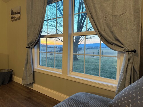 Circle F Ranch Bunkhouse- Charming farm stay in Shenandoah county