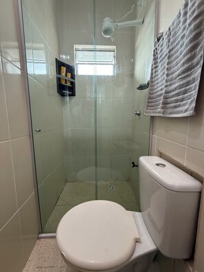 Shower, towels, soap, toilet paper - Apart-Norte Flats Belém Airport - 203 (Belém)