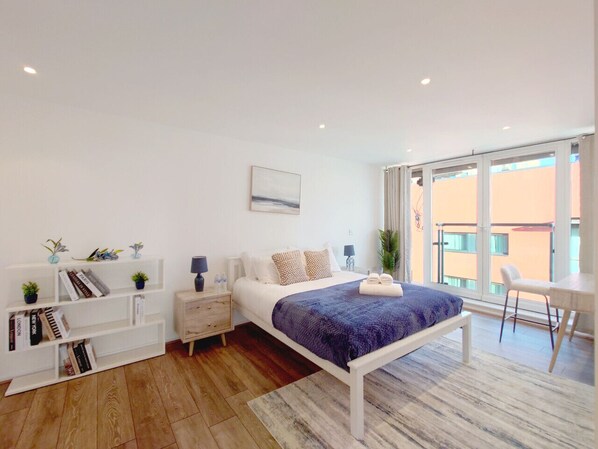 Desk, WiFi - Spacious Two-Bed Apartment in London Excel (Greater London)