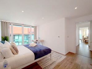 Desk, WiFi - Spacious Two-Bed Apartment in London Excel (Greater London)