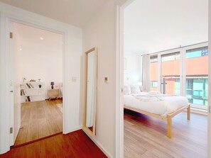 Desk, WiFi - Spacious Two-Bed Apartment in London Excel (Greater London)